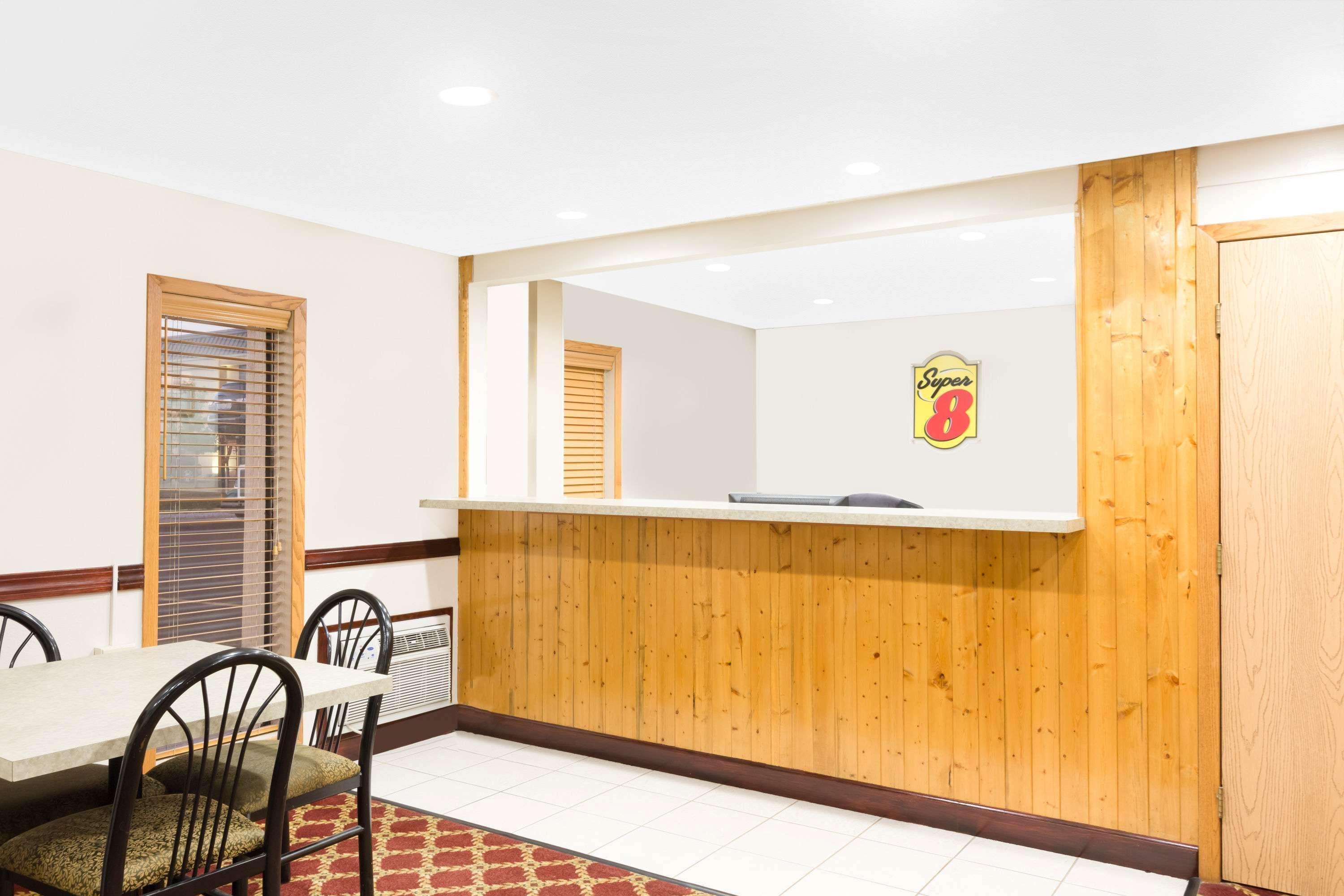 Super 8 By Wyndham Ames Hotel Exterior foto
